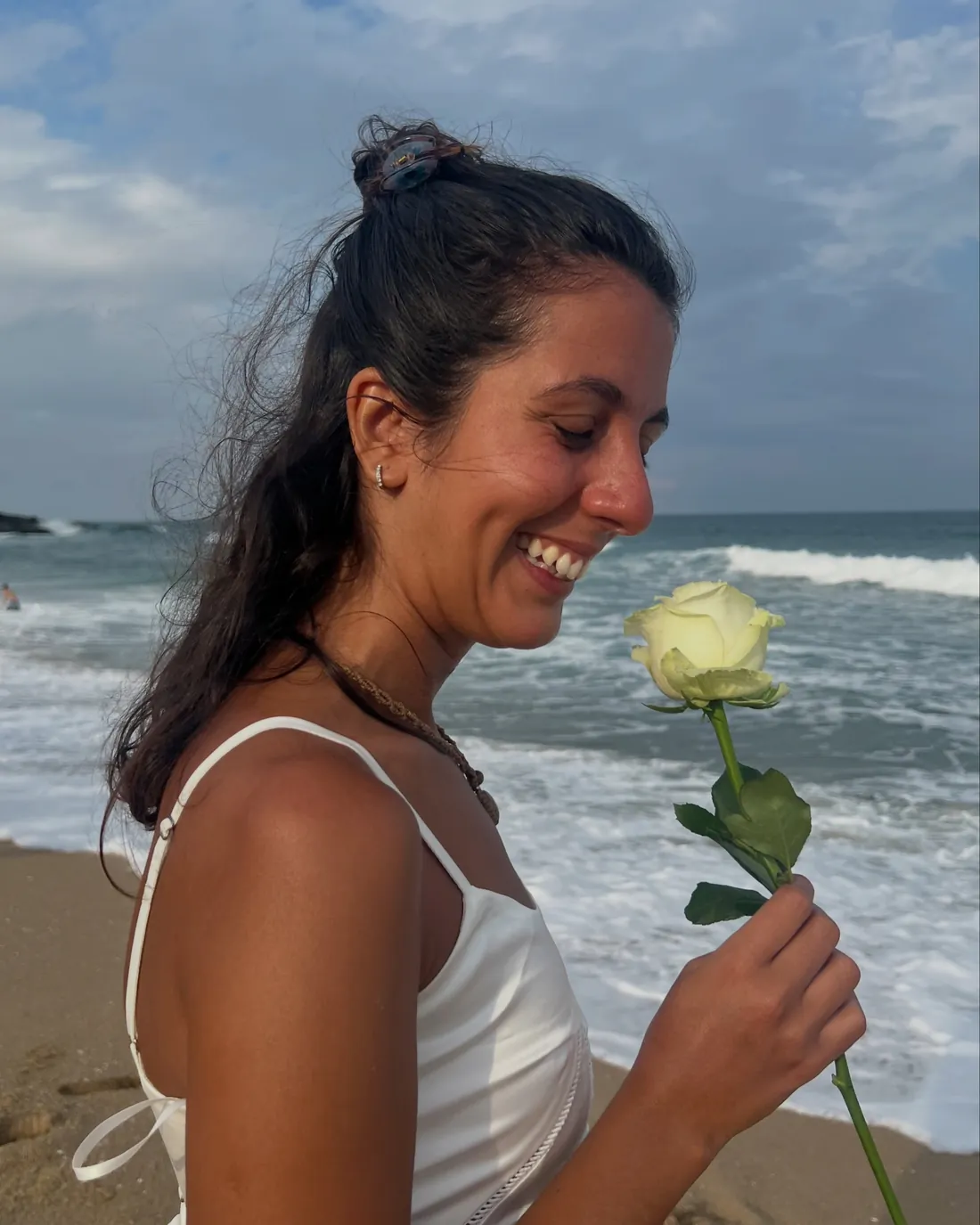 Sofía con una rosa frente al mar